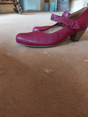 Rote pumps mit - mit, riemchen
